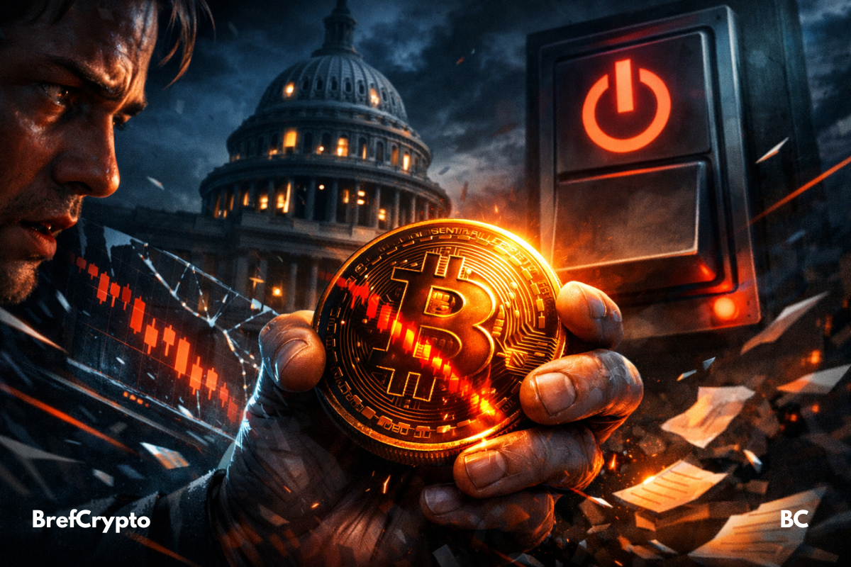 Main stressée tenant une pièce Bitcoin,